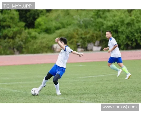 足球实时动态分析与精彩赛事回顾全方位解读足球世界的瞬息万变